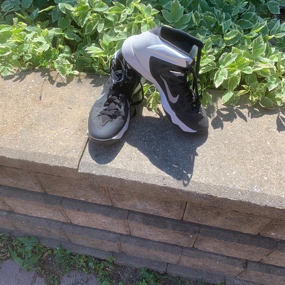 Black nike basketball shoes - Picture 1 of 3